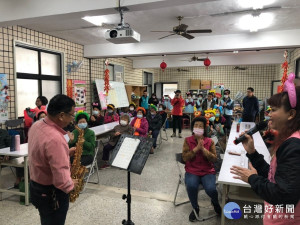 薩克斯風演奏多首經典老歌，和玉映社區長者同樂。