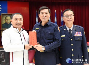 侯友宜24日親赴警察局頒發破案有功人員及工作績優人員獎勵金
