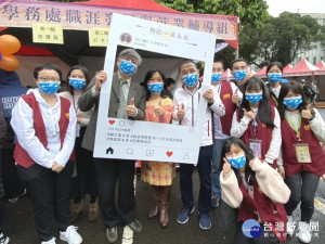 侯友宜市長出席校園徵才博覽會，鼓勵同學勇敢表達自我、爭取工作機會