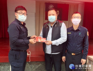 雲林縣警察之友會北港辦事處利用北港分局聯合勤教表揚績優單位與員警，慈濟師兄姐也到場奉飲茶及量血壓，舒緩員警身心靈。