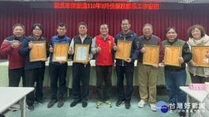 處長林火土代表頒發「109年度衛生福利部志願服務獎項」，共有7位榮欣志工獲獎