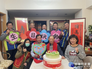 新北市榮民服務處陳重榮組長24日率同仁及榮欣志工，赴中和區為百歲榮民陶聲湛祝壽
