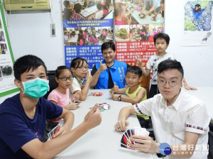 新店小城里長郭仁澤開設桌遊班邀玩家授課教學，開辦2年間已吸引超過500人次參與