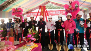 貴賓參與動土儀式與祝福。(記者吳素珍攝)