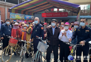 雲林義交大隊長張松竹號召友人集資30萬元，購置反光條、警示燈等物品，捐贈雲林縣警局分送給轄內長者及學子，確保用路安全。