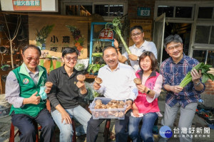 新北市長侯友宜27日走訪石碇在地團隊，化身一日志工與螢火蟲書屋創生團隊攜手親子共讀，傳達環境教育理念