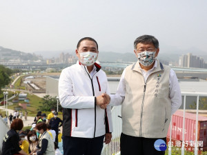 雙北合作交流平台110年度市長層級會議29日下午於新北市「五股夏綠地」登場，市長侯友宜親自為柯文哲市長團隊導覽─「五股垃圾山」是如何整治成「五股夏綠地」的過程