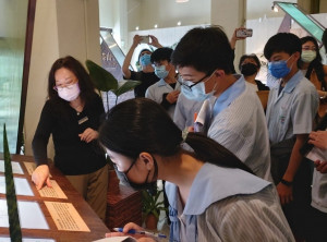 坪林國中學生造訪坪林茶業博物館「茶山學特展」，在博物館導覽員專業解說帶領下，展開一場另類的探索學習之旅