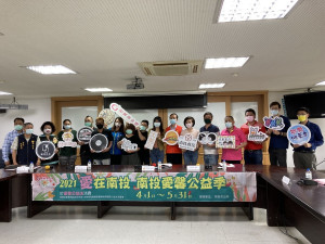 勵馨南投分所與議員等呼籲大家消費做公益。（張嘉哲議員服務處提供）
