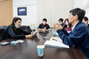 許立委與南投監理站長黃永松討論轉乘優惠會議。（許淑華服務處提供）