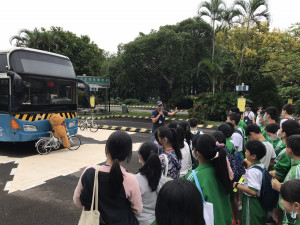 教育局去年首次與臺北區監理所合作，辦理22場大型車內輪差與視野死角體驗活動，將大型車開進活動會場，讓學童實際乘坐大型車駕駛座，體會駕駛人行車面臨的視野死角