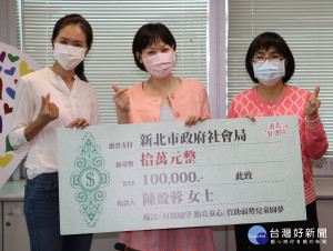 營養師陳盈蓉（中）捐10萬元助弱勢童一圓旅遊夢，左右分別為洪佳君議員和張錦麗局長