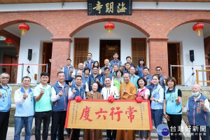 新北市長侯友宜1日前往財團法人樹林千霞山海明寺參拜，並頒贈廟方「常行六度」匾額