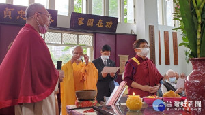 板橋榮家清明超薦法會，佛前大供，由該會釋仁品法師代表施食