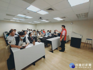 新北市榮服處游副處長(立者)恭喜學員合格結訓
