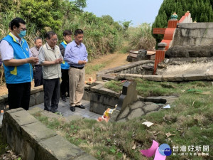 欣欣大眾百貨董事長，前財團法人榮民榮眷基金會秘書長尤志煌與新北市榮服處長林火土及基金會代理秘書長楊慶永共同前往曾老先生位於林口山區的墓地祭祀 