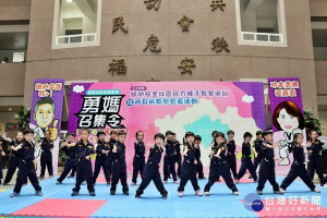 小朋友們表演「功夫寶寶防身操」／陳致愷翻攝