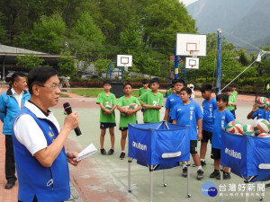 縣長林明溱走訪民和國中，關心偏鄉學校體育教學設備不足的問題。