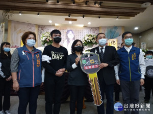 呂淑楨家屬將保險金購置復康巴士取名天使號，捐給新北市希望遺愛人間