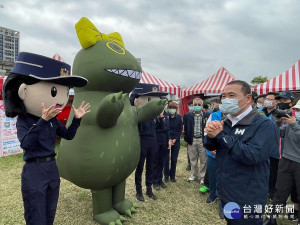 侯友宜市長特別於4日兒童節，來到現場檢視各項遊樂器材的安全設施，讓親子在童樂節主題樂園開心參加活動，為孩子的安全做最嚴格的把關