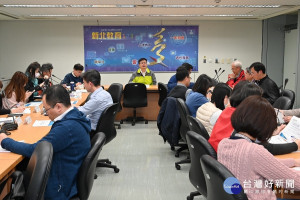 教育局長張明文立即要求局內人員及相關學校啟動相關危機處理及輔導機制，以穩定親師生的情緒