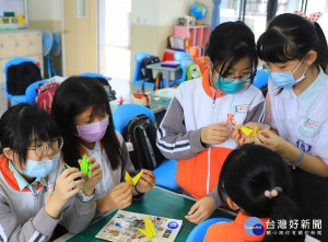 民安國小特別設置「民安有愛牆」，另學生折紙鶴、寫祈福卡祝福傷者早日復原、亡者安息