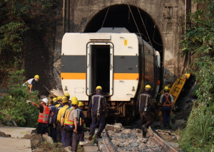 2021年4月2日，發生台鐵408車次太魯閣號列車，在東部幹線花蓮第一清水隧道北口，撞上滑落至軌道的工程車，並造成車上498人中，有49人死亡、213人輕重傷的重大意外事件。此事故亦是台鐵列車近50年來死傷人數最慘重的意外事故。（圖／林佳龍Facebook）