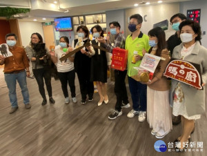 經發局與財團法人婦女權益促進發展基金會將於10、11日峰會期間同步於新北市市民廣場辦理「社創市集」，超過80個好買、又好玩的社創商品與創意體驗攤位（記者黃村杉攝）