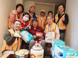林輔導員(前排左2)手部雖受傷仍心繫榮民眷，率榮欣志工隊長陸尚華(前排左1)及榮欣志工等一行人為臧爺爺 (中)溫馨祝壽