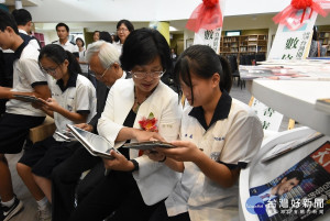 「數位愛的書庫」揭牌典禮，縣長王惠美與小朋友一起閱讀。圖／彰化縣政府提供