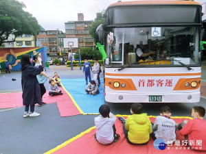 板橋監理站8日與首都客運合作，將日常生活息息相關的公車駛入新北市三重區的光榮國小，舉辦「大型車內輪差與視野死角」體驗活動