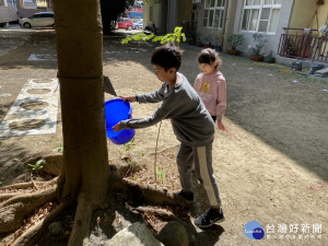 學生用回收的雨水澆灌花木／陳致愷翻攝