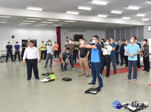 雲林縣警局添購「拋射式電擊器」裝備，並辦理教育訓練課程，讓員警突遇任何狀況能臨危不亂並做出本能性的標準動作及流程，確保安全。