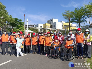 張長林家主任、徐靜萍堂長帶領與新北市志願協會志工陪伴長輩採買郊遊用的點心，到附近的力行公園郊遊踏青