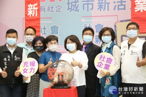 黃敏惠與市府團隊及貴賓一同啟動魔球，象徵競賽正式啟動／陳致愷翻攝