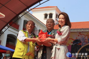 五育高中董事長林幸宜（右）接掌。（記者扶小萍攝）