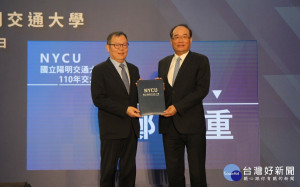 中國建築經理公司董事長鄭重接受表揚。