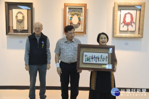 施秀菊贈南投縣府作品，由陳副縣長代表接受。（記者扶小萍攝）