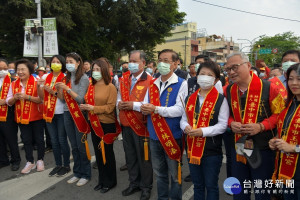 盧市長林縣長與來賓等同上香祈祝天降甘霖遶境順利。（縣府提供）
