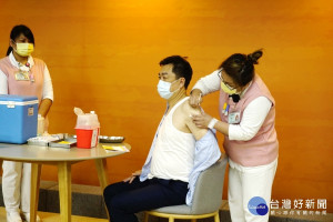 中央流行疫情指揮中心副指揮官陳宗彥注射AZ疫苗後表示，比被蚊子咬還沒感覺。