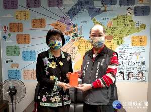 新北市新聞記者職業工會理事長黃村杉(左)將捐款交給新北市政府，社會局長張錦麗(右)代表接受，並回贈工會感謝狀。