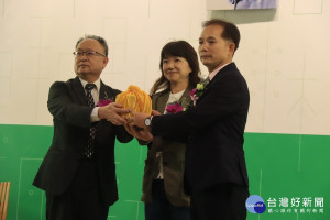 文化部次長李靜慧（中）為工藝中心主任異動監交。（記者扶小萍攝）