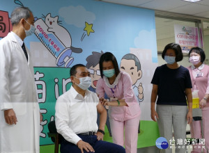新北市長侯友宜12日接種COVID-19疫苗，呼籲府合資格者踴躍施打疫苗，降低受感染之風險