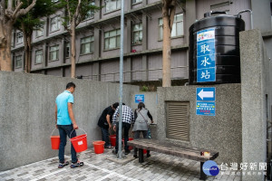南投縣府設飲水站供民眾取用。（縣府提供）