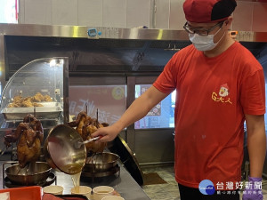 G大人學府店為了回饋鄉里，提供中低收入戶優惠價格，只要憑中低收入戶證明購買雞腿便當，一個只要35元 （記者黃村杉攝）