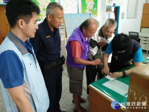 雲林縣榮民服務處結合北港警分局推動「守護記憶、關懷長者的指紋捺印服務」，關懷訪視有走失之虞的榮眷，進行防治老人走失指紋捺印服務。