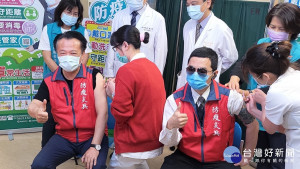 翁章梁與防疫計程車蘇姓司機施打AZ疫苗／陳致愷攝影