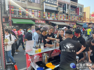 搖搖shake家族團隊畫上神明臉譜，為民眾調製「媽祖心」／陳致愷翻攝