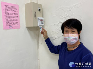 新北市民政局會同各區公所於市民活動中心逐步裝設「冷氣智慧節能系統」，以IC卡控制冷氣開關，「插卡供電、拔卡斷電的E化管理機制相當便利