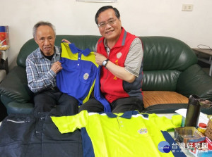 林火土處長(右)致贈蔡伯伯運動服表達輔導會關懷之意